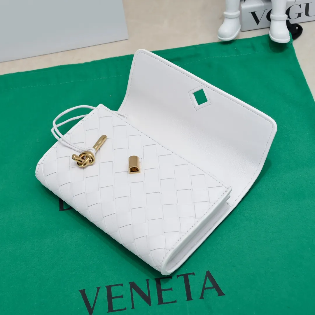 Batch 1160 BV Andiamo clutch wallet is super high-end🤎🤎How come the long clutch bag is so exquisite~ The braided style bag surface paired with all-copper hardware is really warm and high-end. The bag body is super light and can be grabbed easily! It can store a lot of small items and large mobile phones ~ very practical for daily use. Style number: 1504 Size: 19*11.5*3